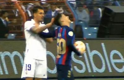 Moment incredibil în Real Madrid - Barcelona » Omul meciului, tras de păr pe teren