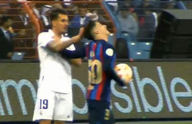 Moment incredibil în Real Madrid - Barcelona » Omul meciului, tras de păr pe teren