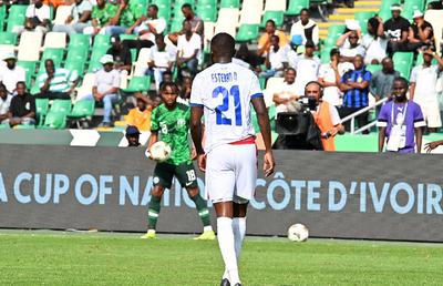 Joacă în Liga 2 din România, dar l-a blocat pe Osimhen la Cupa Africii pe Națiuni! Fotbalistul Craiovei, titular în același meci