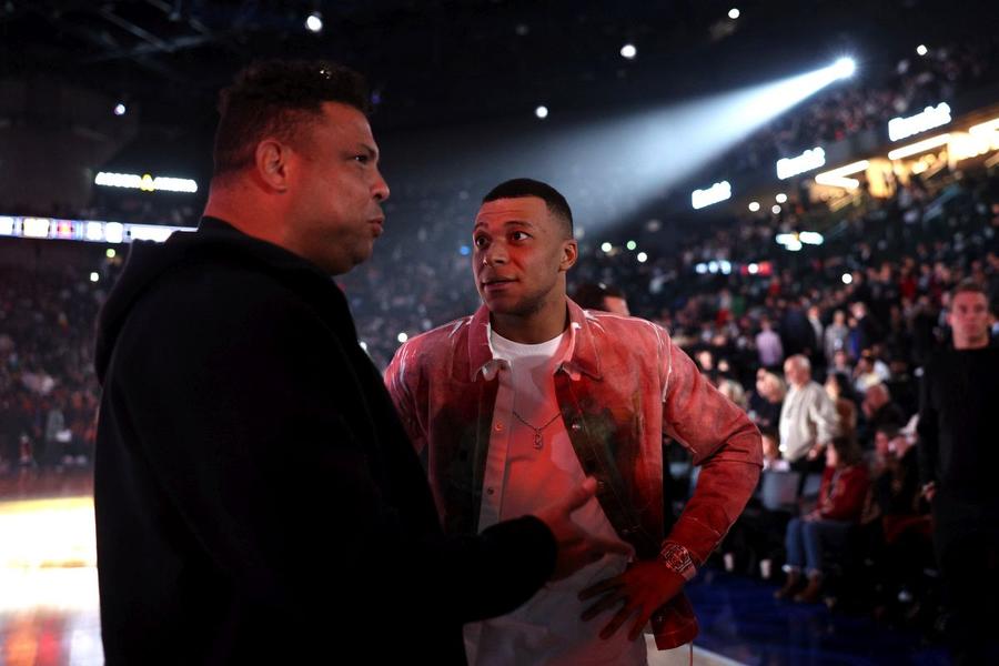 Kylian Mbappe și brazilianul Ronaldo, pe 11 ianuarie, la meciul de NBA Brooklyn Nets - Cleveland Cavaliers, disputat la Paris Foto: Guliver/GettyImages Real Madrid ridică tonul în negocierile cu Mbappe » Ce îi cere acum atacantului