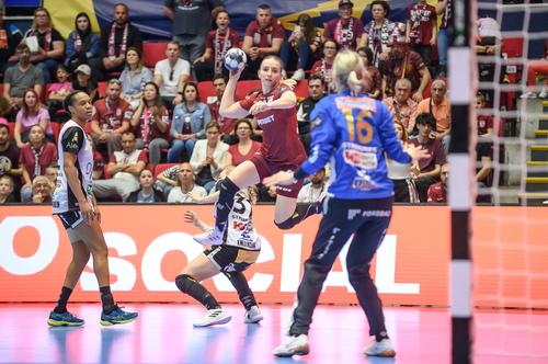 Vipers Kristiansand, câștigătoarea ultimelor trei ediții în Liga Campionilor la handbal feminin, este în pragul falimentului. Handbalistele au sunat personal suporterii, în tentativa de a obține sponsorizări.