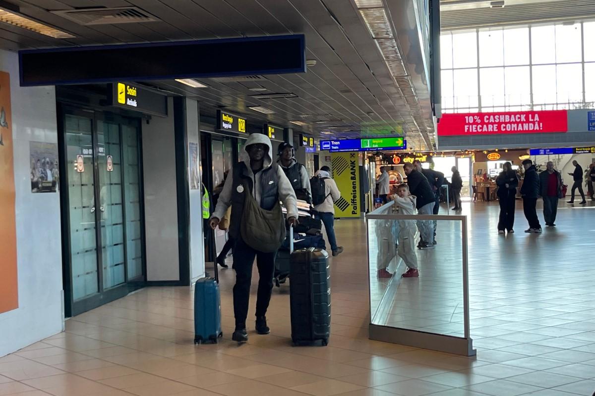 FCSB s-a întors din Antalya » Și cu brațul imobilizat, „Iron Man” Olaru n-a vrut să audă de ajutor