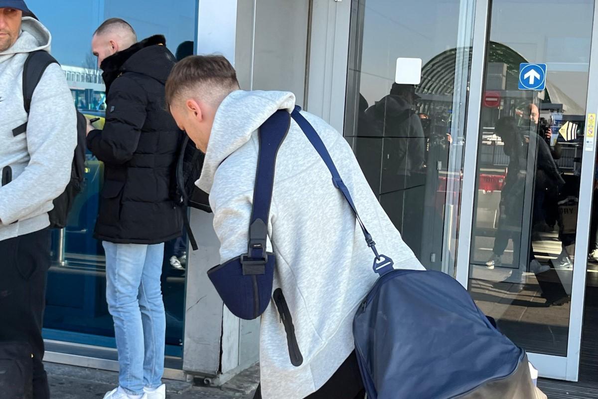 FCSB s-a întors din Antalya » Și cu brațul imobilizat, „Iron Man” Olaru n-a vrut să audă de ajutor