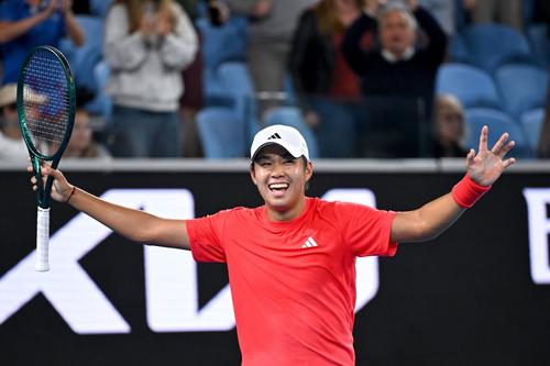 Learner Tien sărbătorind victoria cu Daniil Medvedev la Australian Open Foto: Imago