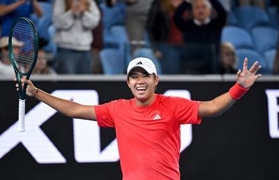 Portretul lui Learner Tien, adolescentul care l-a eliminat pe finalistul de la Australian Open » „Un puști tăcut, cu o aură specială” + A pus mâna pe rachetă la un an și jumătate