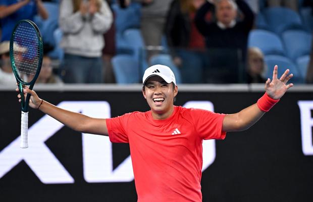 Portretul lui Learner Tien, adolescentul care l-a eliminat pe finalistul de la Australian Open » „Un puști tăcut, cu o aură specială” + A pus mâna pe rachetă la un an și jumătate