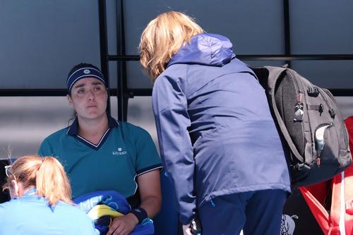Ons Jabeur primind îngrijiri medicale la Melbourne Foto: Guliver/GettyImages