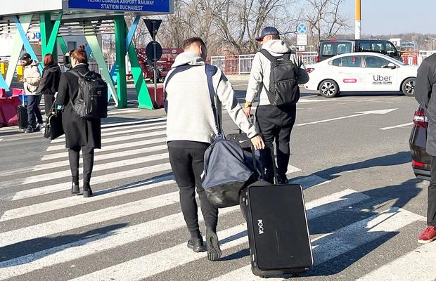 FCSB s-a întors din Antalya » Și cu brațul imobilizat, „Iron Man” Olaru n-a vrut să audă de ajutor