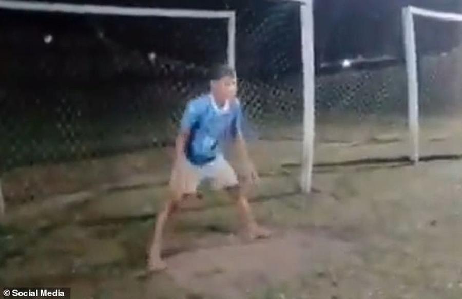 Imagini tulburătoare. Un portar de 16 ani a murit după ce a respins un penalty cu pieptul