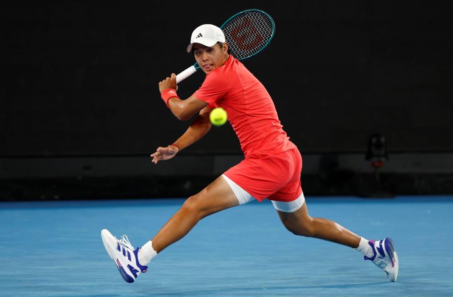 Learner Tien în acțiune la Melbourne Foto: Guliver/GettyImages Portretul lui Learner Tien, adolescentul care l-a eliminat pe finalistul de la Australian Open » „Un puști tăcut, cu o aură specială” + A pus mâna pe rachetă la un an și jumătate