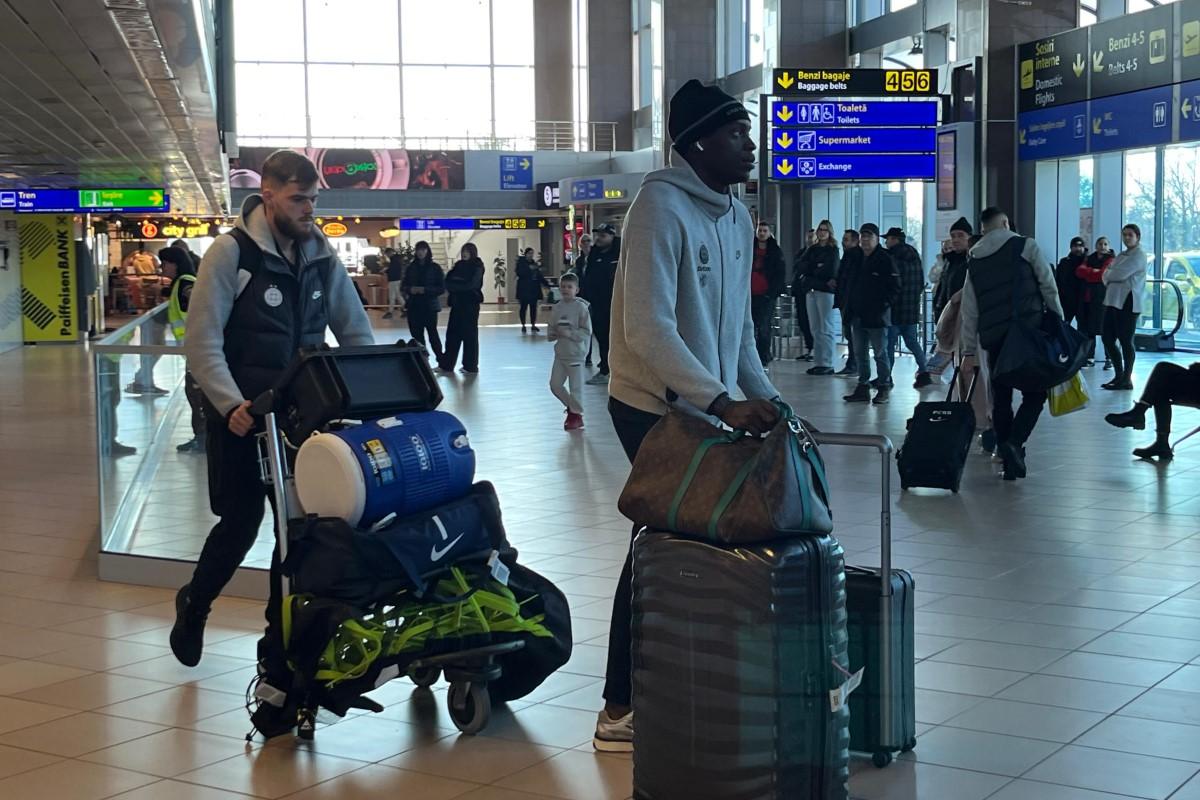FCSB s-a întors din Antalya » Și cu brațul imobilizat, „Iron Man” Olaru n-a vrut să audă de ajutor