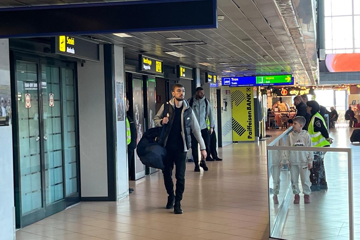 FCSB s-a întors din Antalya » Și cu brațul imobilizat, „Iron Man” Olaru n-a vrut să audă de ajutor