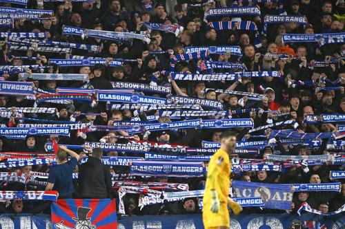 Fanii lui Rangers, cu fularele sus/ foto: GettyImages