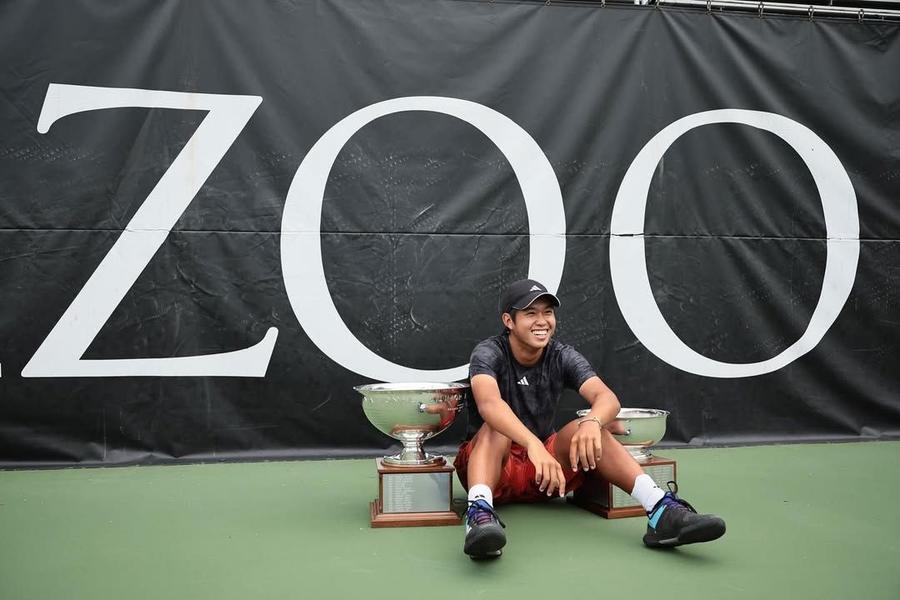Learner Tien în 2023, cu cele două cupe de campion național U18 Foto: Instagram Portretul lui Learner Tien, adolescentul care l-a eliminat pe finalistul de la Australian Open » „Un puști tăcut, cu o aură specială” + A pus mâna pe rachetă la un an și jumătate
