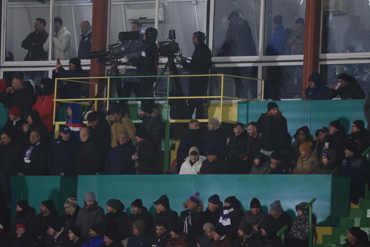 Suporteri în locul jurnaliștilor la masa presei la FC Argeș - FCSB