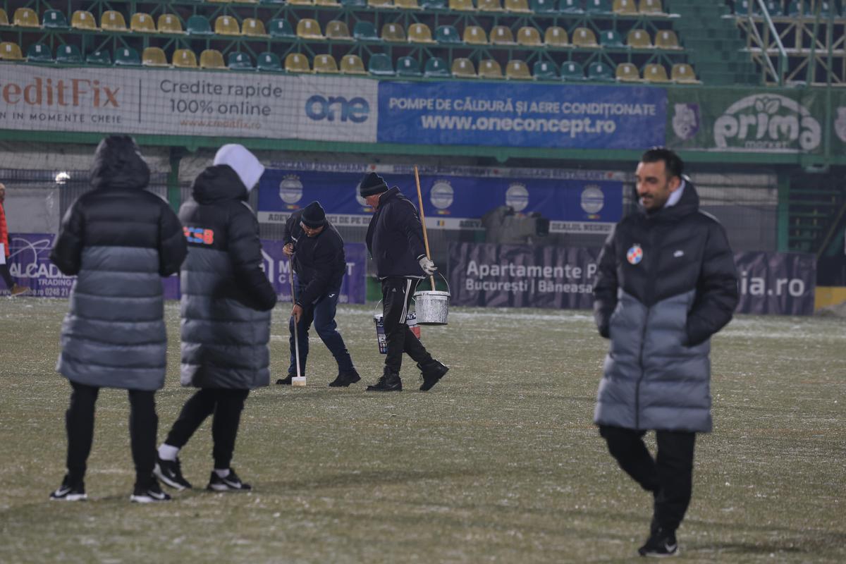 Gestul făcut de toți fotbaliștii campioanei FCSB, când au pășit pe gazonul de la Mioveni
