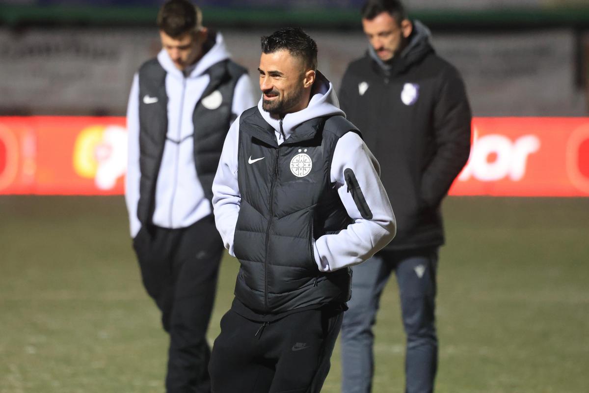 Gestul făcut de toți fotbaliștii campioanei FCSB, când au pășit pe gazonul de la Mioveni