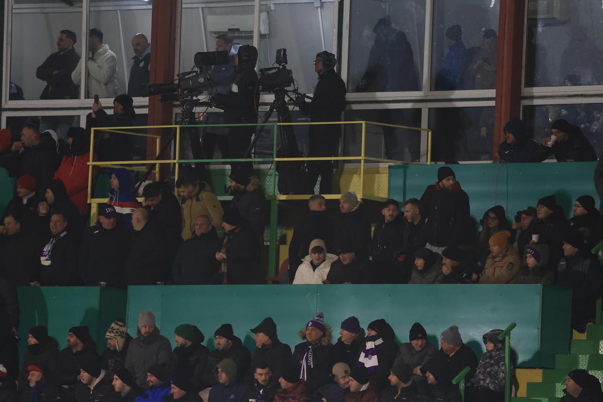 Suporteri în locul jurnaliștilor la masa presei la FC Argeș - FCSB