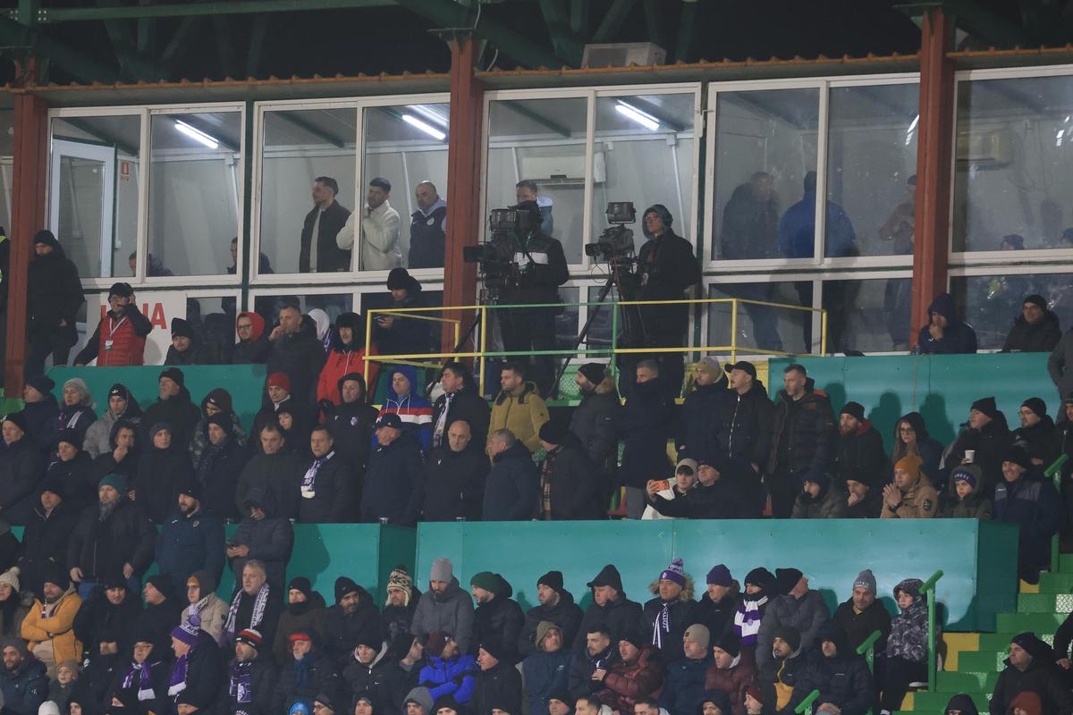 Suporteri în locul jurnaliștilor la masa presei la FC Argeș - FCSB