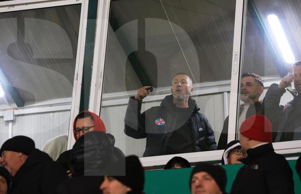 Mihai Stoica, în conflict cu fanii celor de la FC Argeș » Imaginile surprinse de GSP: ținut cu greu în lojă!