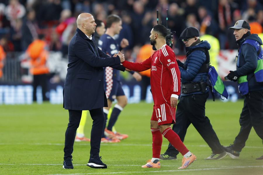 Arne Slot și Mohamed Salah / Imago Images Arne Slot risipește îndoielile cu privire la revenirea lui Salah: „Mă bucur că se întoarce”