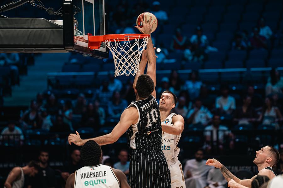 Dusan Miletic îi pune capac lui Filip Petrusev/Foto: aba-liga.com U-BT Cluj-Napoca primește vizita „celei mai bune echipe de baschet” care a jucat vreodată în România: „Putem profita de viteza noastră”