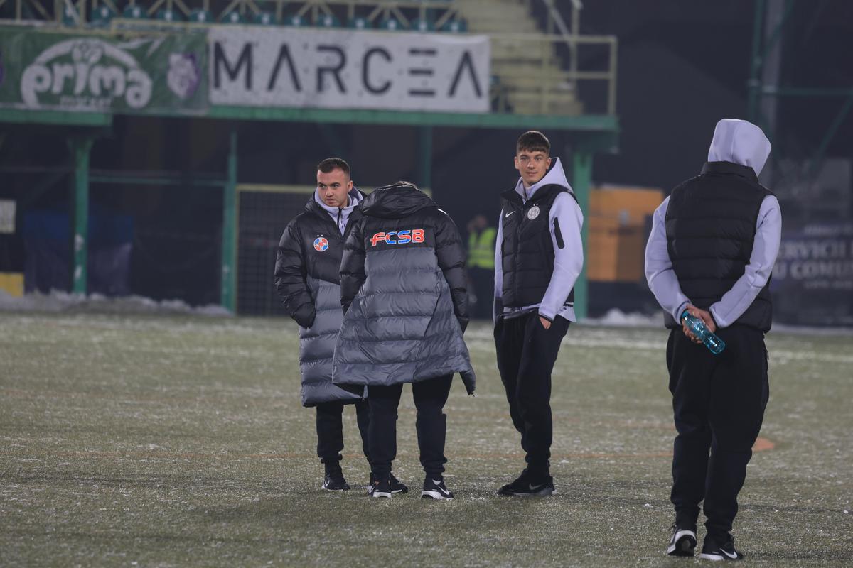 Gestul făcut de toți fotbaliștii campioanei FCSB, când au pășit pe gazonul de la Mioveni