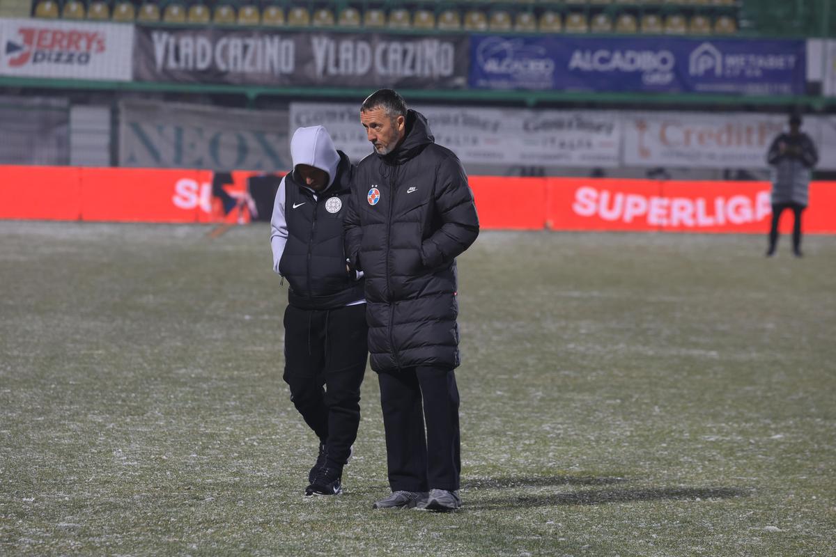 Gestul făcut de toți fotbaliștii campioanei FCSB, când au pășit pe gazonul de la Mioveni