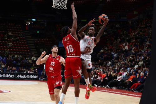 Antonio Blakeney, starul lui Hapoel Tel Aviv, aruncân la coș/Foto: euroleaguebasketball.net