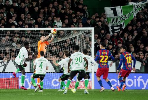 Joan Garcia domină careul în Santander - Barcelona / Foto: GettyImages