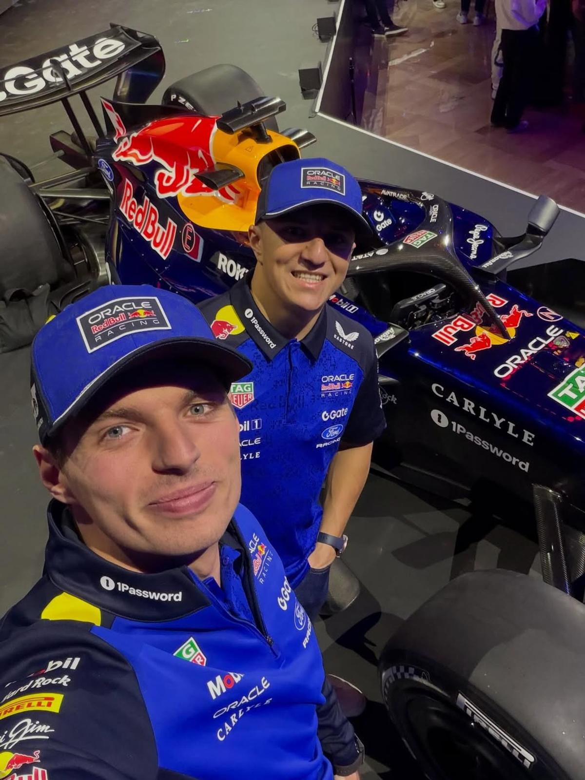 Culori noi! La sediul Ford, Red Bull Racing și-a prezentat monopostul pentru 2026. Max Verstappen: „Ce schimbare drastică!”