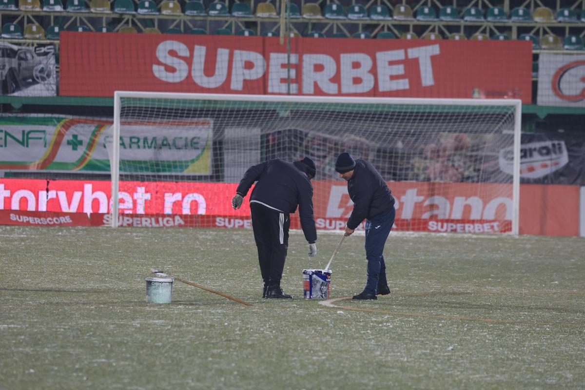 Gestul făcut de toți fotbaliștii campioanei FCSB, când au pășit pe gazonul de la Mioveni