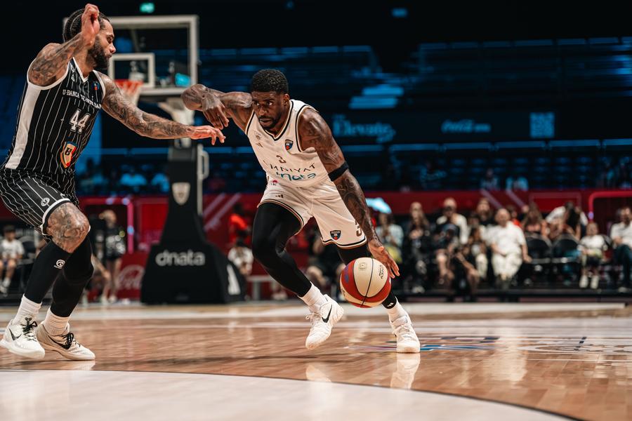 Jeffery Taylor, apărându-l pe Dwayne Bacon/Foto: aba-liga.com U-BT Cluj-Napoca primește vizita „celei mai bune echipe de baschet” care a jucat vreodată în România: „Putem profita de viteza noastră”