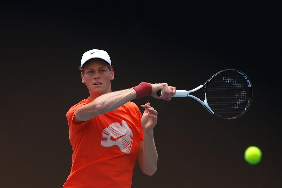 Jannik Sinner, antrenament oficial înainte de startul Australian Open/Foto: Getty Images Jannik Sinner, campionul en-titre de la Australian Open, a vorbit despre Darren Cahill: „E ca un tată pentru întreaga echipă”