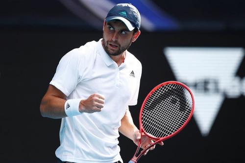 Rusul Aslan Karatsev (27 de ani, 114 ATP) l-a învins pe Grigor Dimitrov (29 de ani, 21 WTA), scor 2-6, 6-4, 6-1, 6-2, și s-a calificat în semifinalele Australian Open.