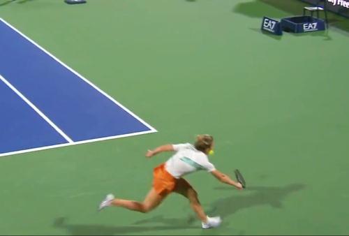 Gabriela Ruse (24 de ani, 59 WTA) și Simona Halep (30 de ani, locul 23 WTA) se întâlnesc ACUM, în faza optimilor turneului de la Dubai. Cele două au oferit raliuri entuziasmante.