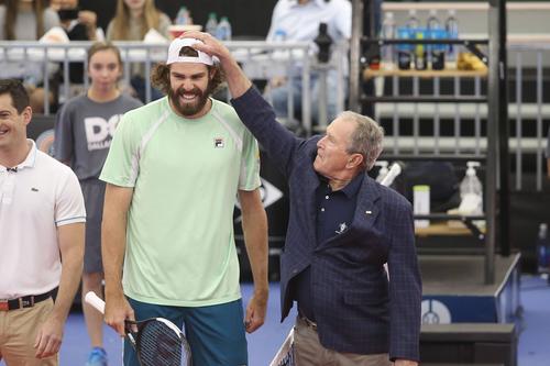 Reilly Opelka (24 de ani, 20 ATP) a cucerit titlul la Dallas Open, după o finală cu Jenson Brookbsky (21 de ani, 45 ATP), scor 7-6(5), 7-6(3). Americanul a fost sancționat pentru că a păstrat șapca pe cap în timpul festivității de premiere.