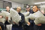 Mike Tyson s-a pozat cu un sac imens de marijuana în brațe » A strâns un milion de like-uri