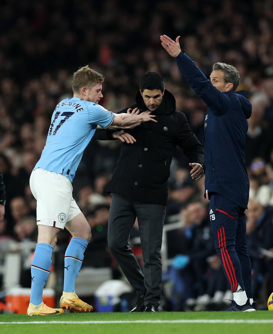Kevin De Bruyne îl împinge pe Mikel Arteta/ foto: Imago Images Incident la derby-ul Arsenal - Manchester City, cu Kevin De Bruyne în prim-plan » „Tunarii” nu l-au iertat