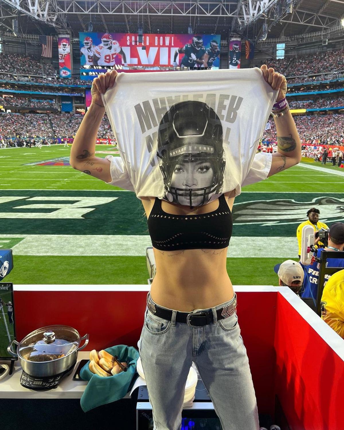 O actriță celebră de la Hollywood a rămas doar în bustieră la Super Bowl! Cine a făcut-o să-și dea jos tricoul