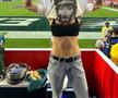 O actriță celebră de la Hollywood a rămas doar în bustieră la Super Bowl! Cine a făcut-o să-și dea jos tricoul