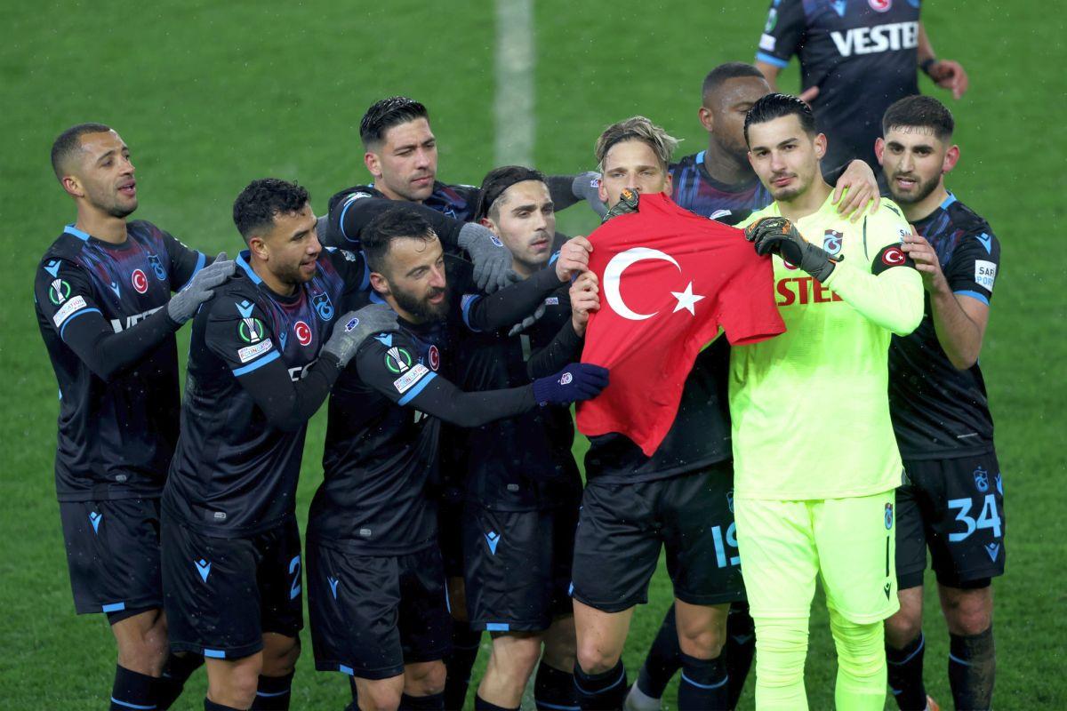 Trabzonspor - FC Basel (16 februarie 2023) - scenografia emoționantă a suporterilor turci