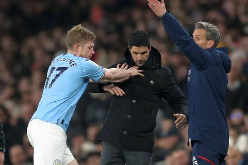Kevin De Bruyne îl împinge pe Mikel Arteta/ foto: Imago Images