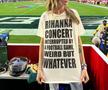 O actriță celebră de la Hollywood a rămas doar în bustieră la Super Bowl! Cine a făcut-o să-și dea jos tricoul