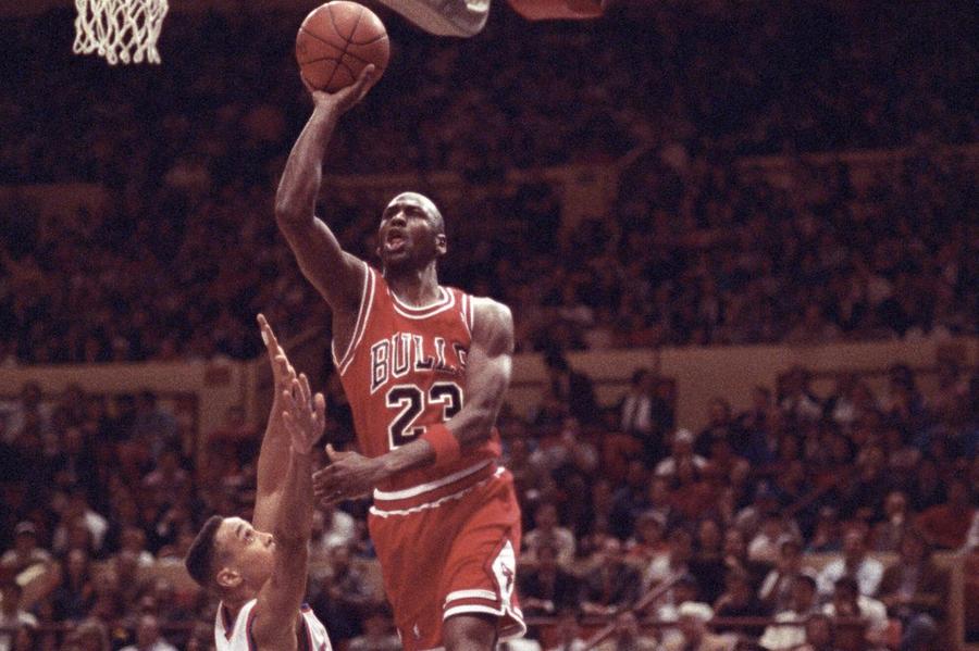 Michael Jordan și plutirea sa ireală, aici într-un meci din 1991 // FOTO Imago Mărirea, decăderea și apoi convalescența unui imperiu: superbrandul Air Jordan! Motivul pentru care a început să alunece în topurile de modă