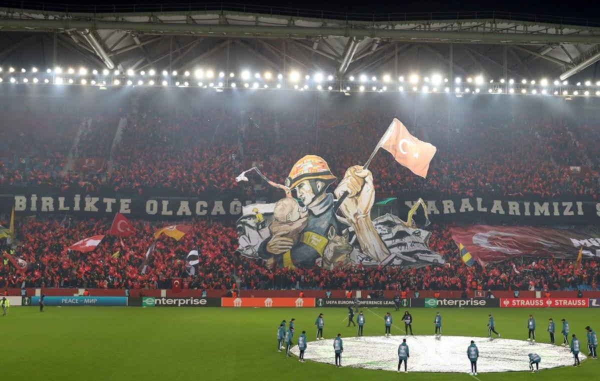 Emoționant! Scenografie impresionantă realizată de turci la duelul din Conference League, după cutremurele devastatoare care au lovit țara » Mulțumiri și pentru România