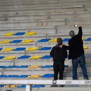 Petrolul - Poli Iași 2-1. Doi suporteri ieșeni au venit la Ploiești FOTO Ionuț Iordache