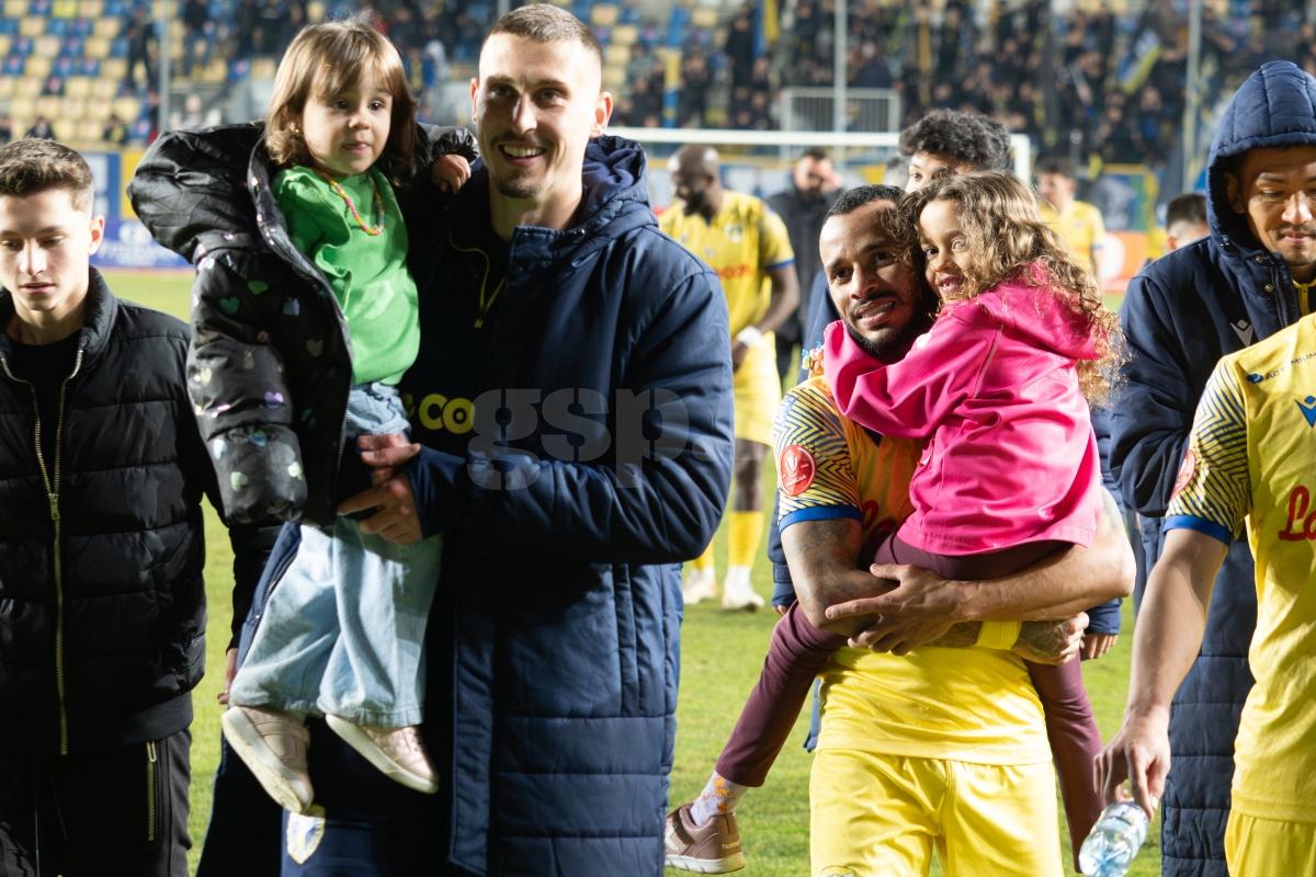 Petrolul - Poli Iași 2-1. Jucătorii au petrecut cu copiii