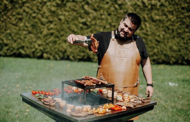 După un meci cu băieții, nimic nu merge mai bine ca un grătar delicios și povești amuzante