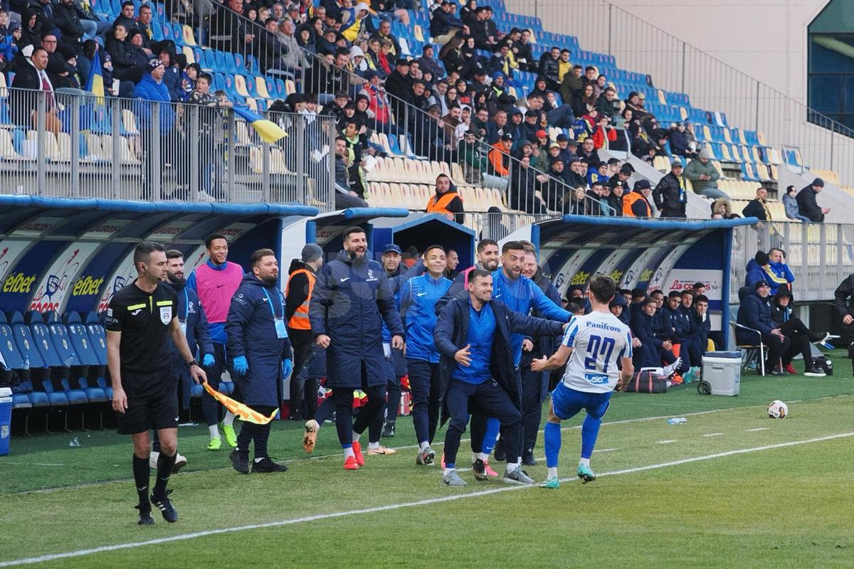 Altfel de știri de la Petrolul - Poli Iași 2-1 » Grădinița de acasă, arbitrii, „refacere” cu tobă și slănină + Andreea Hanca s-a accidentat